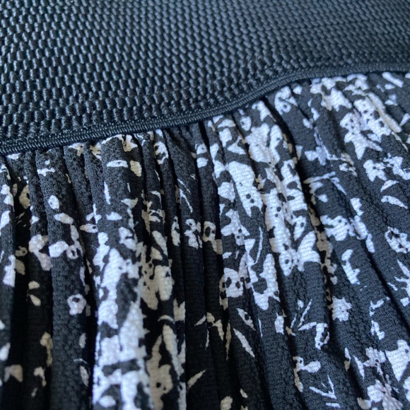 Metro Wear Boho Midi Skirt Black and White Pleaded Floral Elastic Waist Size M - Picture 4 of 4